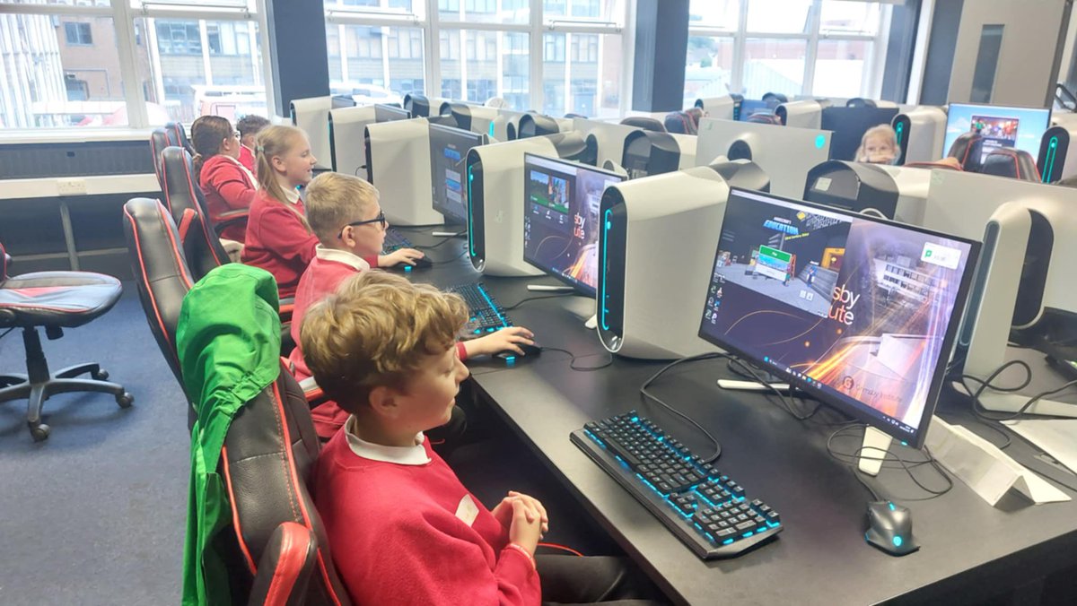 GCP_Y5and6's tweet image. This group of children visited the Esports department at Grimsby Institute. They got to design their own food on Minecraft and had lots of fun learning about the game. @PrimaryGreat #GCPComputing #Empower