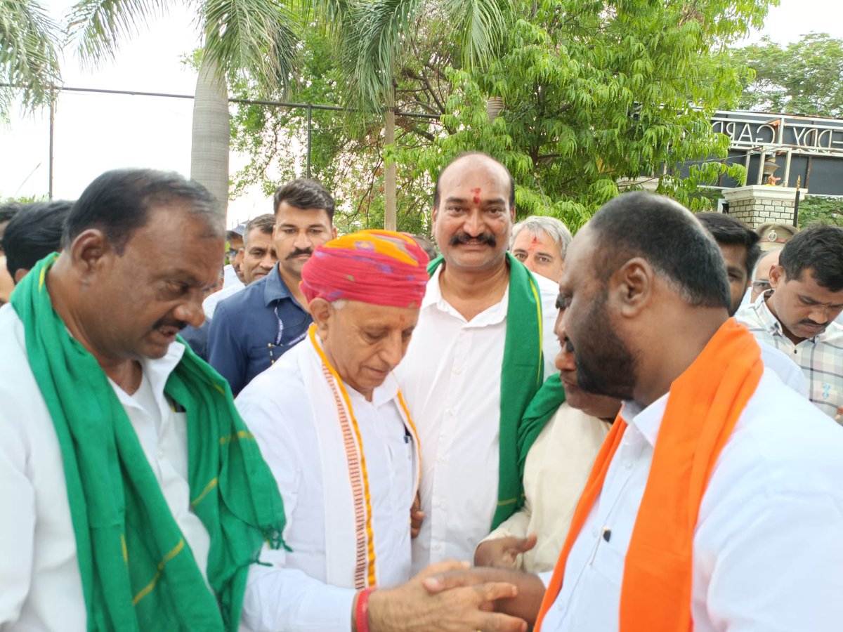 వికసిత్ కృషి సంకల్ప అభియాన్ కార్యక్రమంలో భాగంగా రంగారెడ్డి గ్రామీణ జిల్లాలోని మంగళపల్లి వద్ద రైతులతో ప్రత్యక్ష సంభాషణ కార్యక్రమంలో కేంద్ర వ్యవసాయ శాఖ మంత్రివర్యులు శ్రీ <a href="/ChouhanShivraj/">Shivraj Singh Chouhan</a> గారు పాల్గొన్నారు. ఈ సందర్భంగా ఆయనకు రాష్ట్ర కిసాన్ మోర్చా పక్షాన, తెలంగాణ రైతాంగం పక్షాన