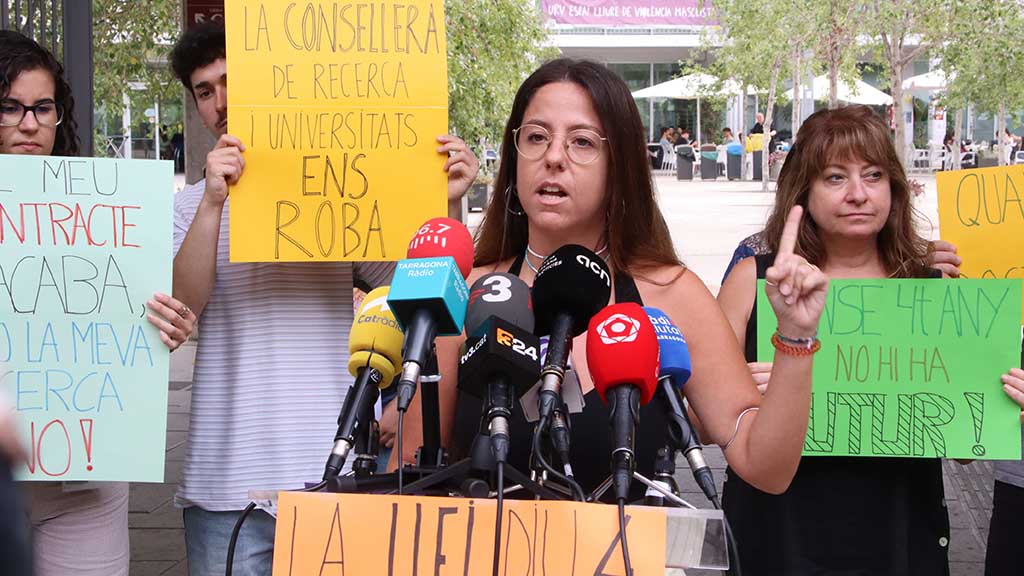 Setmanari L'Ebre (@setmanariebre) on Twitter photo 🔴 Una cinquantena de doctorandes de la URV exigeixen a la Generalitat el pagament del quart any de contracte
📷 LA NOTÍCIA: setmanarilebre.cat/una-cinquanten…
<a href="/LluitaURV/">Doctorands en Lluita URV</a> <a href="/DocsLluita/">Col·lectiu de Doctorandes en Lluita (UAB)</a> <a href="/DocsLluitaUB/">Doctorandes en Lluita UB</a> @universitaturv <a href="/educaciocat/">Educació</a> <a href="/Tortosa/">Ajuntament de Tortosa</a>, <a href="/JordiJordanEbre/">Jordi Jordan</a> <a href="/vgraufe/">Víctor Grau Ferrer/❤️</a> <a href="/govterresebre/">Delegació del Govern a les Terres de l'Ebre</a> @casto ... 🔴 Una cinquantena de doctorandes de la URV exigeixen a la Generalitat el pagament del quart any de contracte
📷 LA NOTÍCIA: setmanarilebre.cat/una-cinquanten…
<a href="/LluitaURV/">Doctorands en Lluita URV</a> <a href="/DocsLluita/">Col·lectiu de Doctorandes en Lluita (UAB)</a> <a href="/DocsLluitaUB/">Doctorandes en Lluita UB</a> @universitaturv <a href="/educaciocat/">Educació</a> <a href="/Tortosa/">Ajuntament de Tortosa</a>, <a href="/JordiJordanEbre/">Jordi Jordan</a> <a href="/vgraufe/">Víctor Grau Ferrer/❤️</a> <a href="/govterresebre/">Delegació del Govern a les Terres de l'Ebre</a> @casto ...