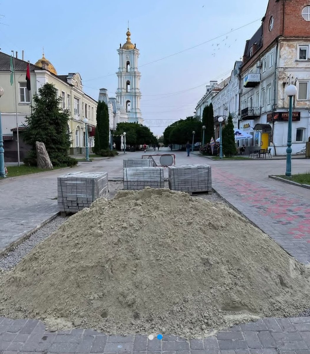 XeniaUA's tweet image. Свіже фото. Ворог за 20 км. Фортифікація міста Суми триває.. 
Це вже така тенденція, пиздити кошти, коли ворог на п'яти наступає? В труні з'явились кишені???