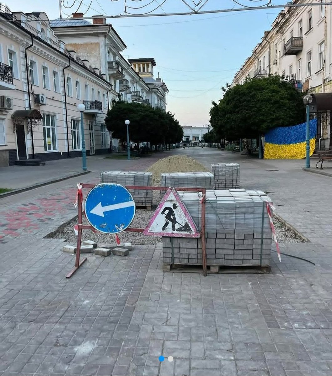 XeniaUA's tweet image. Свіже фото. Ворог за 20 км. Фортифікація міста Суми триває.. 
Це вже така тенденція, пиздити кошти, коли ворог на п'яти наступає? В труні з'явились кишені???