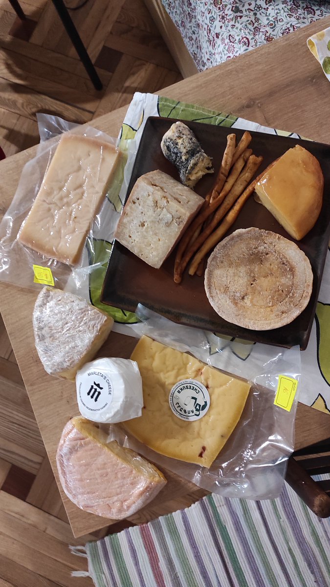 Моя добыча с сырного фестиваля 🥳 Не, ну вы посмотрите, а! Здесь ДЕСЯТЬ разных сыров!

(сулугуни, выдержанный в меду, ммм)