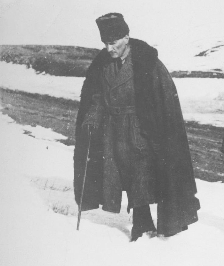 “Mustafa Kemal gittikçe tehlikeli olmaya başladı. Kürtleri ona karşı kullanmak için her parayı ödemeye hazırız. Mustafa Kemal'in kuvvetleri bir köprüyü havaya uçurup bir treni tahrip ettiler. Mustafa Kemal'in hâlâ İngiltere'ye ne kadar düşman olduğunu herhalde anlayamadınız.”