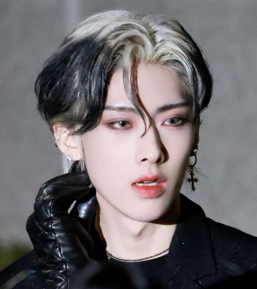 gyubrwikitty's tweet photo. are you kidding me gia is literally oreo hair ricky in cat form!!!!!!! :00 https://t.co/3oyKNpGT59
