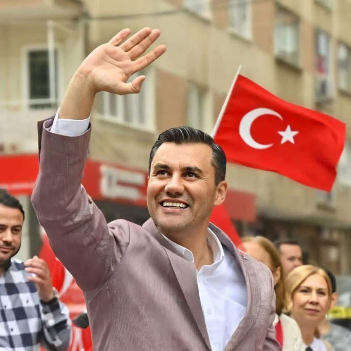 Manisamızın büyük sevgisini ve teveccühünü kazanmış Manisa Büyükşehir Belediye Başkanımız Sayın Ferdi Zeyrek’in vefatını çok büyük bir üzüntüyle öğrendim.

Merhum Ferdi Zeyrek başkanımıza Allah’tan rahmet,
acılı ailesine,
sevenlerine ve bütün Manisalılara
başsağlığı diliyorum.