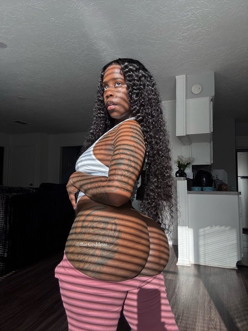 Watch β𝐚𝒆's leaked NSFW photo on TwXstars