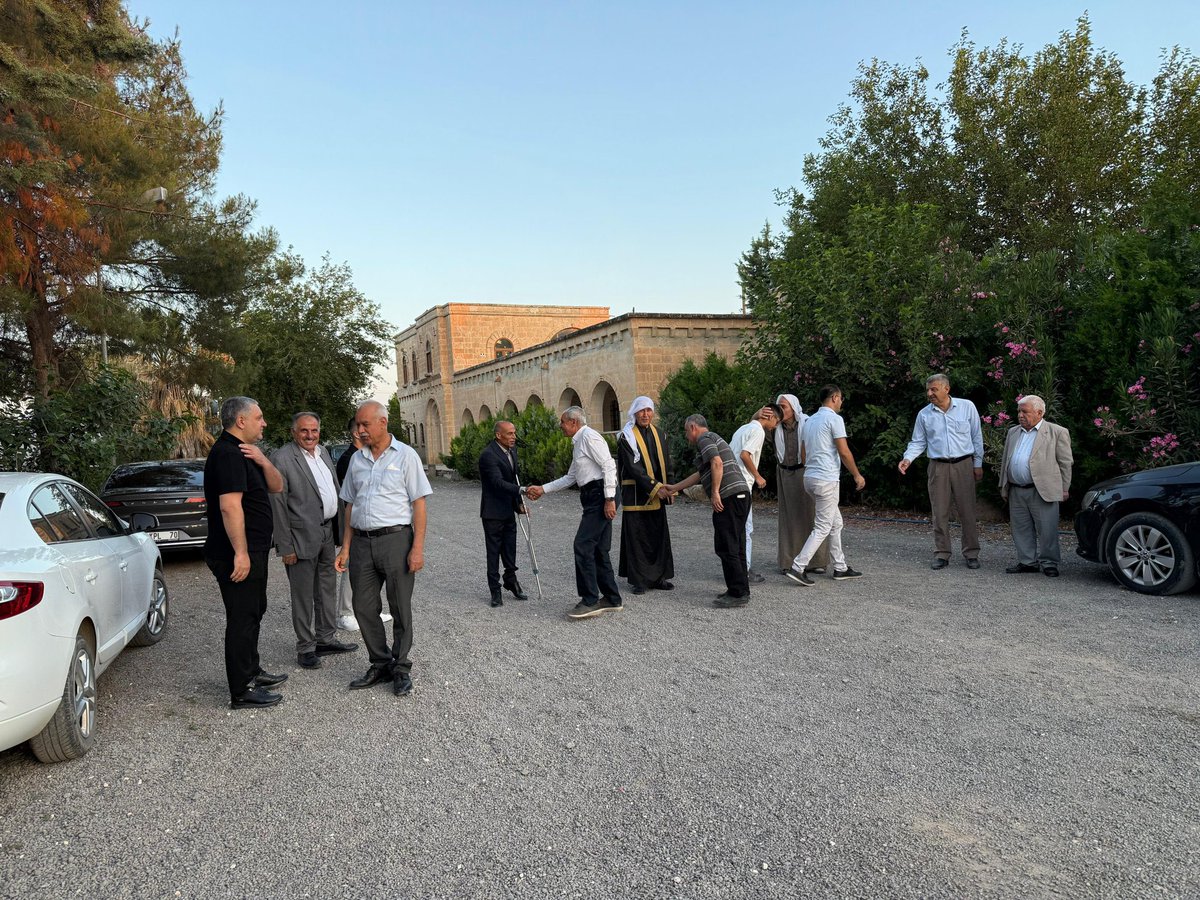 Şeyhanlı Aşireti Reisi amcam Mahmut Kaplan’ın liderliğinde; Kanaat önderleri ve akrabalarımızla bayram sevincimizi paylaştık. Halilurahman’ın rehberliğinde, sarsılmaz bir gönül kardeşliğiyle yolumuza devam ediyoruz. Rabbim birliğimizi daim eylesin.🇹🇷 Soyadımız Türkiye #şanlıurfa