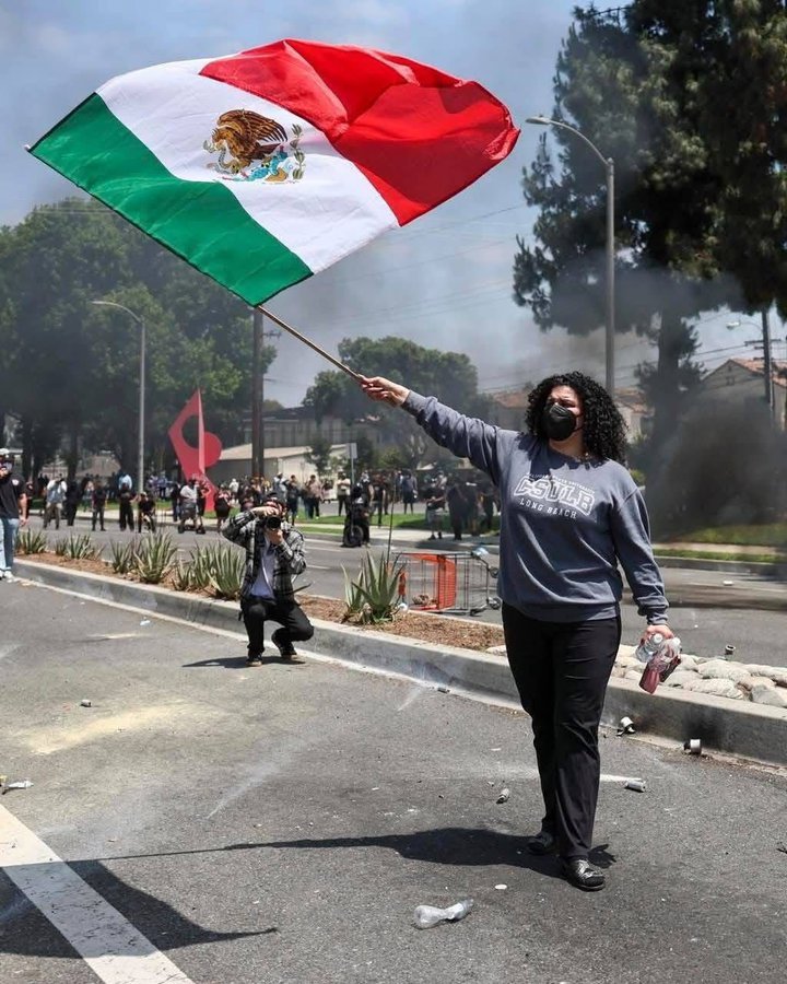 SonPolemicas's tweet photo. A la prensa tarifada le parecen "sospechosas" las banderas de México en las protestas contra Trump en California, pero nunca le parecieron sospechosas las banderas de Estados Unidos en las protestas contra Maduro en Venezuela.... https://t.co/8v6JFIkRxl