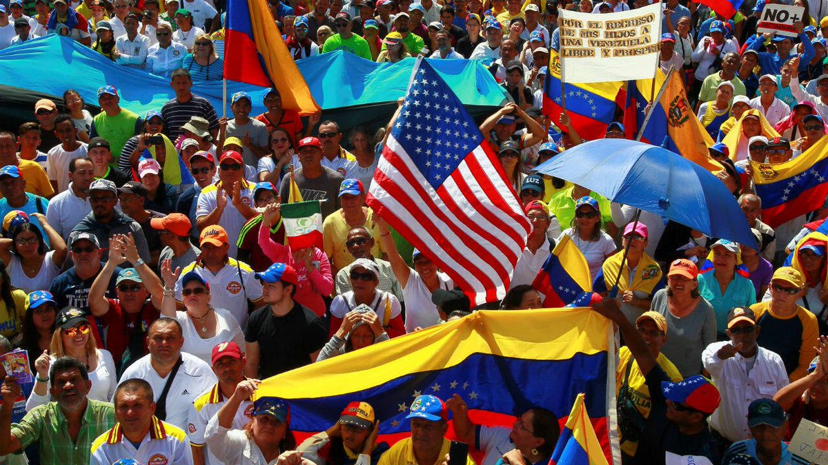 A la prensa tarifada le parecen "sospechosas" las banderas de México en las protestas contra Trump en California, pero nunca le parecieron sospechosas las banderas de Estados Unidos en las protestas contra Maduro en Venezuela....