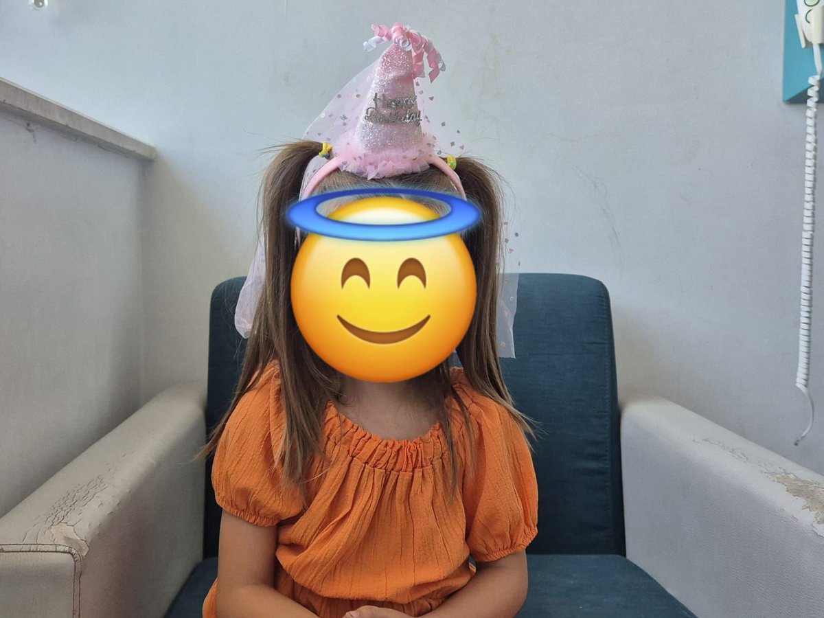 Bizi ve elimizdeki paketi gören prensesimiz çok heyecanlandı. Hediyesini açtıktan sonra Sare'nin yüzünde beliren mutluluk ve miniğimizin gülüşü bizi de mutlu etti. Miniğimizin dileğini gerçekleştirerek onun yüzünü güldüren gönüllümüze çok teşekkür ederiz.
leyladansonra.com/sitkikocman/sa…