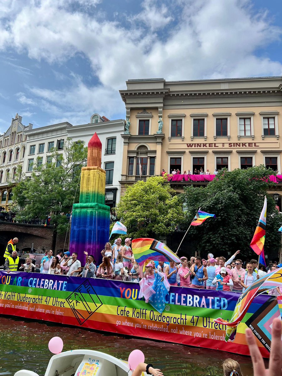 PoelmanJos's tweet photo. Misschien wel de mooiste boot van de Canal Pride in Utrecht.
#lhbtiq+ 
#UtrechtPride #Utrecht  #UtregMeStadsie https://t.co/VO8r9lq494