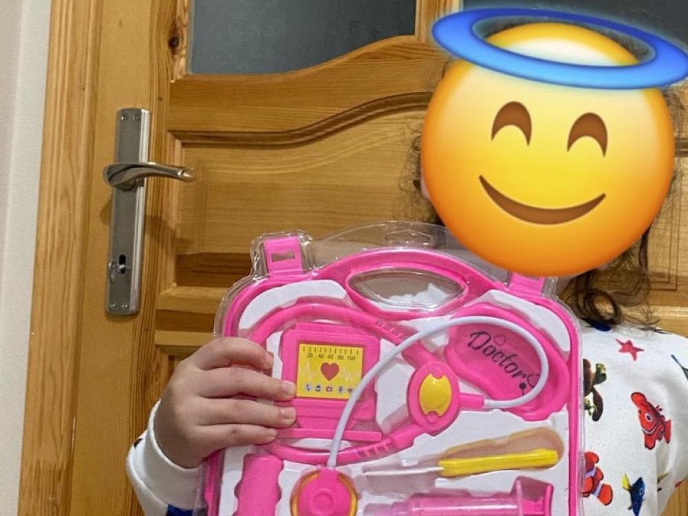 Hediyesi geldiğinde taburcu olduğu için vakit kaybetmeden hediyesini kargo ile miniğimize yolladık. Miniğimiz hediyeyi alınca çok mutlu olmuş. İkranur’un yüzündeki gülümsemeye vesile olan gönüllümüze çok teşekkür ederiz.
leyladansonra.com/Hacettepe/ikra…