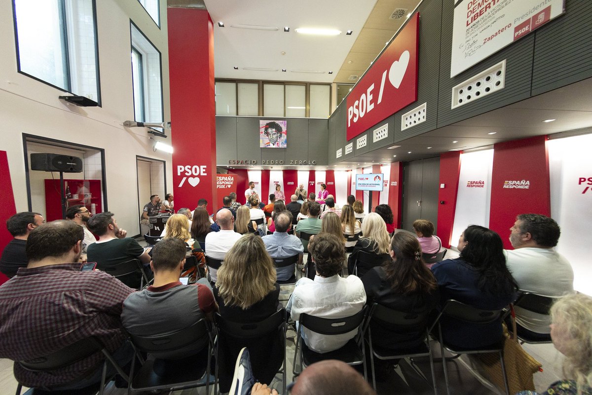 A Zerolo hay que celebrarlo todos los días ❤️🧡💛💚💙💜

Hoy nuestras compañeras <a href="/mgraciablanco/">Marta Gracia</a> y <a href="/taniaesplus/">Tania</a> han asistido al acto de homenaje en nuestra sede de Ferraz, una reivindicación de su legado en la defensa de la diversidad 🏳️‍🌈🏳️‍⚧️

"El amor siempre vence" 🌹