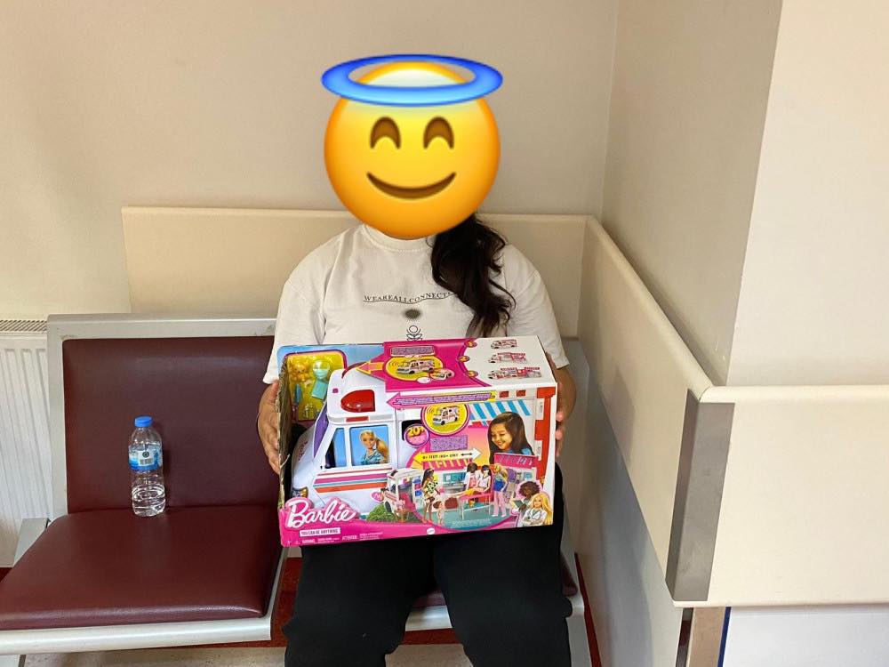 Bizi görünce çok mutlu olan arkadaşımız vakit kaybetmeden hediyesini açtı. Neşesi gözlerinden okunan Esmanur Barbie bebeğini çok beğendiğini söyleyerek bize teşekkür etti. Biz de miniğimizin mutluluğuna vesile olan gönüllümüze çok teşekkür ederiz.
leyladansonra.com/Hacettepe/esma…