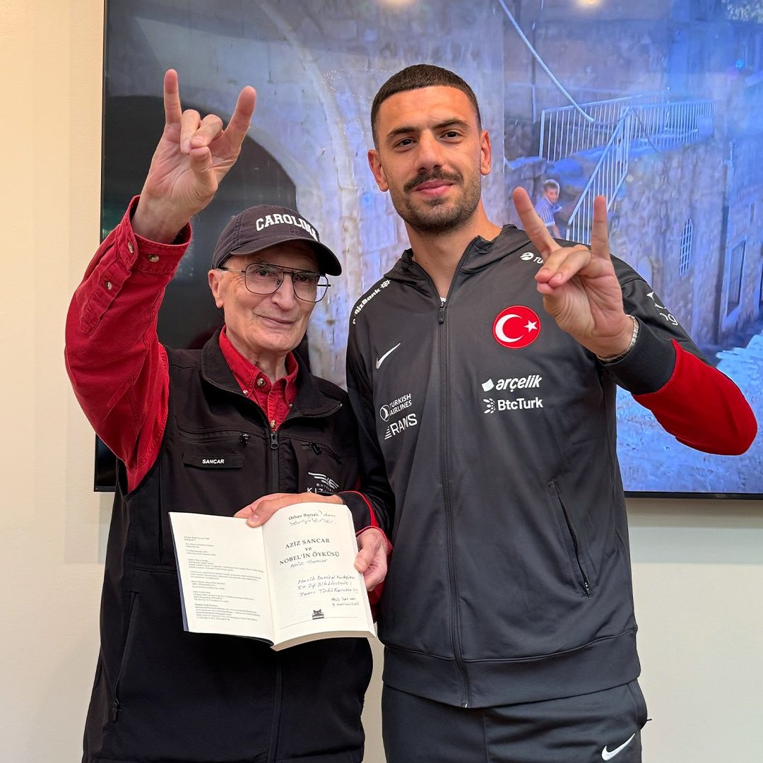 Nobel laureate Aziz Sancar and footballer Merih Demiral just recreated their iconic pose 🐺