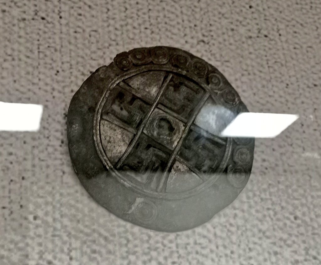 У музеі адной еўрапейскай краіны. Фібула.