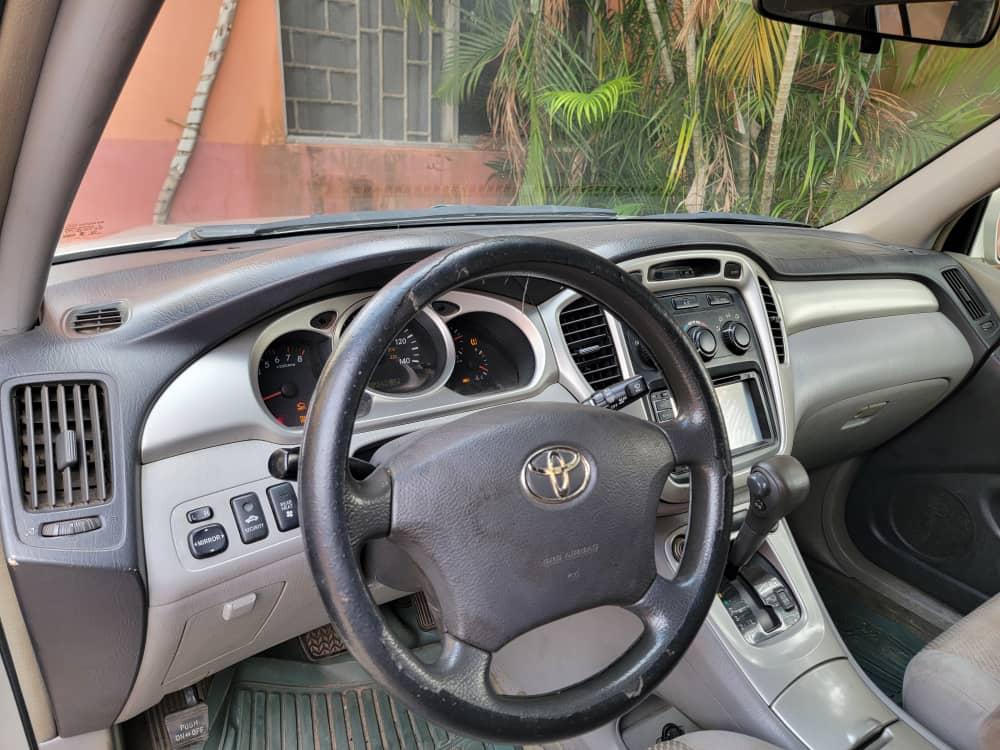 2004 Toyota Highlander 
First body Registered 
3 roll seats 
Location is ikeja 
Price 6.8m