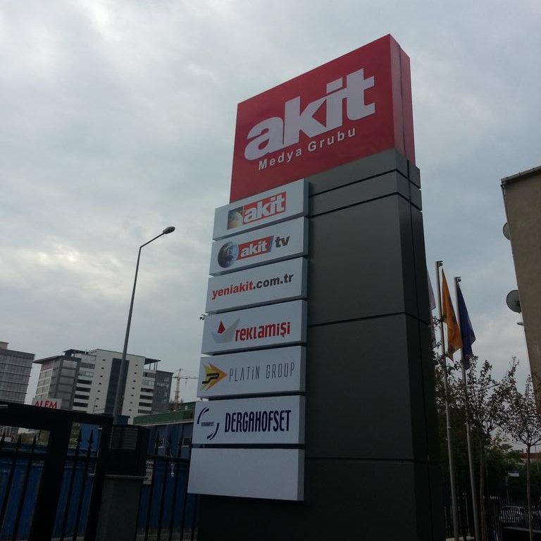 Vatandaşlar, yarın “Ferdi Zeyrek çarpıldı” ve “Ferdi Zeyrek geberdi” başlıklarını atan Akit TV’yi protesto etmek üzere kanalın binası önünde toplanacak.