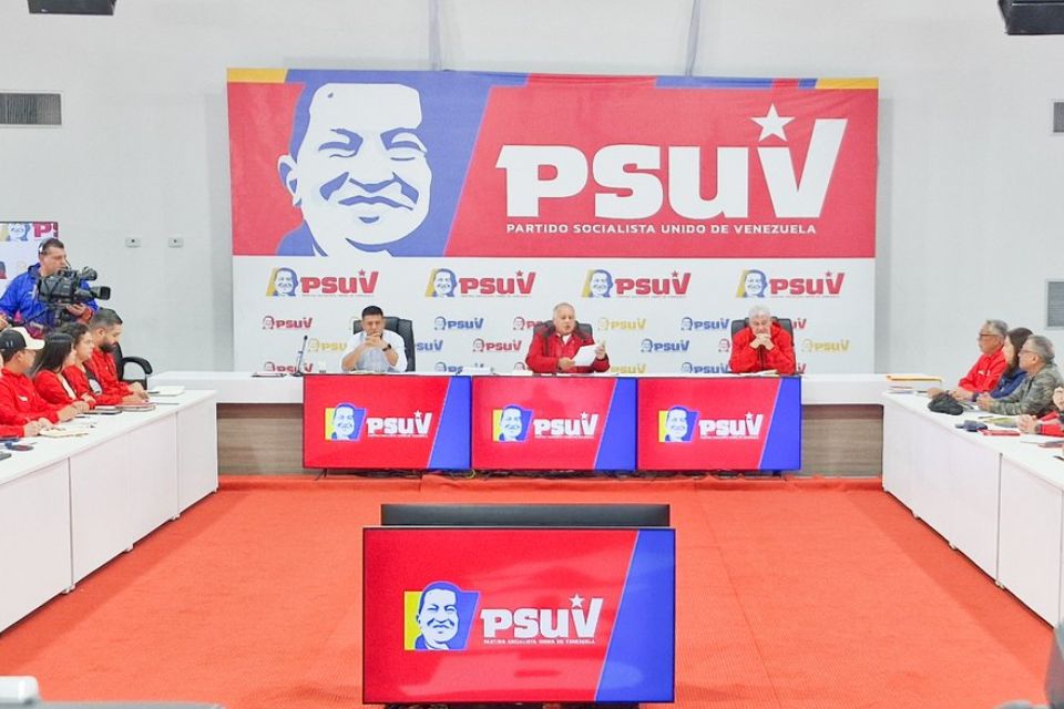 PSUV dice que elecciones municipales no incluirán a la Guayana Esequiba #TalCual #ClaroyRaspao

Web: talcualdigital.com/psuv-dice-que-…