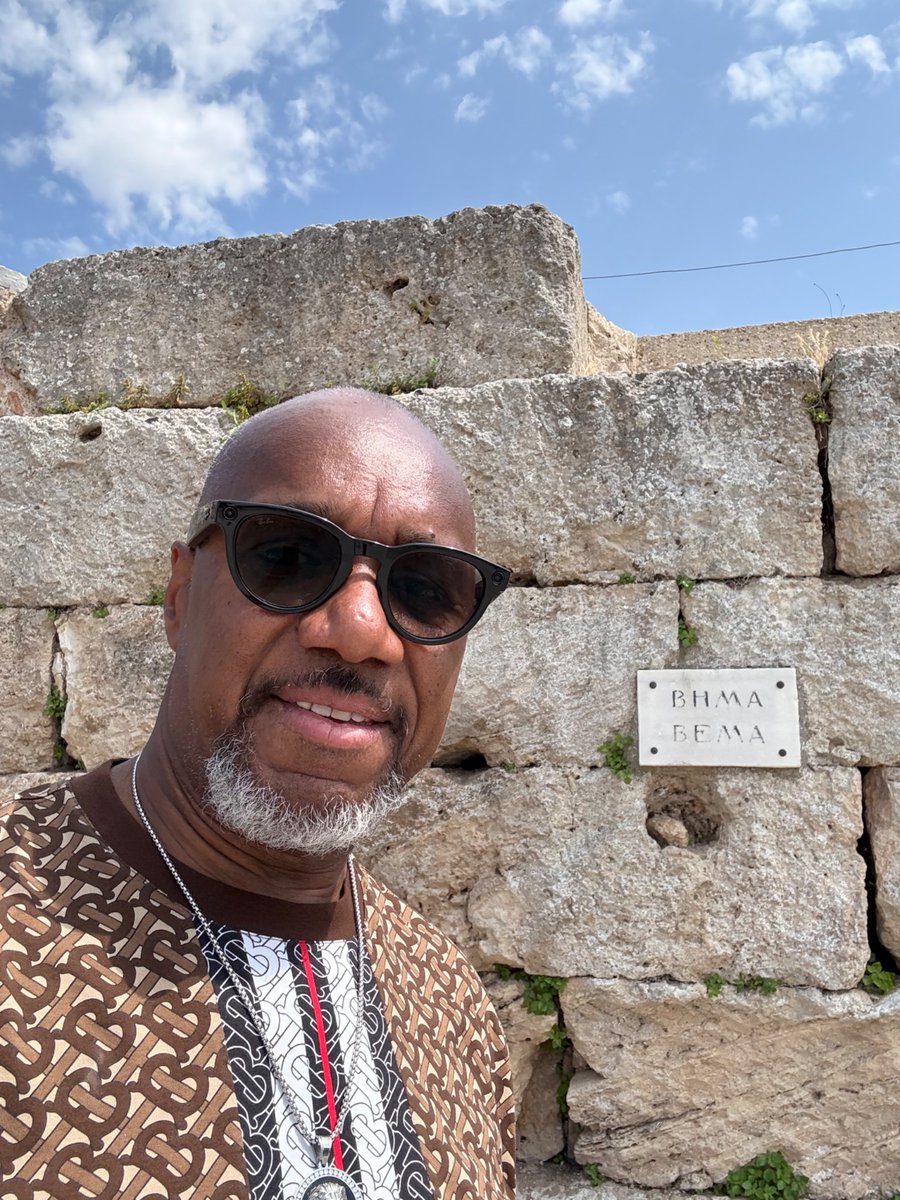 So while at lunch today two white young men, independent of each other within 15 minutes of each other asked me if anyone has ever told me that I look like <a href="/dariusrucker/">Darius Rucker</a>  Do yall see this? 🤷🏽‍♂️