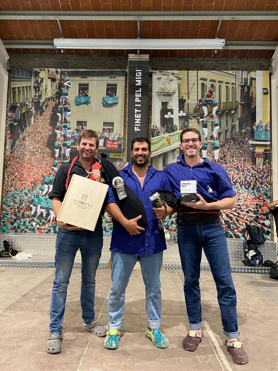 🟢Avui, després d’assaig, hem fet un sorteig de productes gentilesa d’Embotits Bundó, <a href="/dopenedes/">DO Penedès</a> i <a href="/somlhostia/">✖️ L'Hòstia de Can Virgili</a> per a totes les persones que no van fallar a cap assaig ni actuació la setmana passada! 

Moltes gràcies!💚

#castellers 
#castells