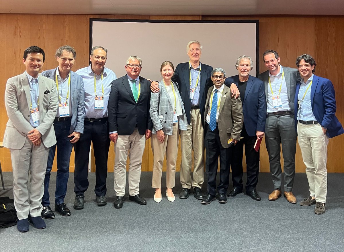 👁️Este fin de semana ha tenido lugar en Lisboa el Congreso #SOE2025. 
👉🏽El Dr González López (Unidad de retina y uveitis) y el Dr. Marco Sales (jefe de sección de Oculoplastia) han participado activamente, recibiendo un premio al Mejor Poster el Dr González.
#RYC #oftalmologia