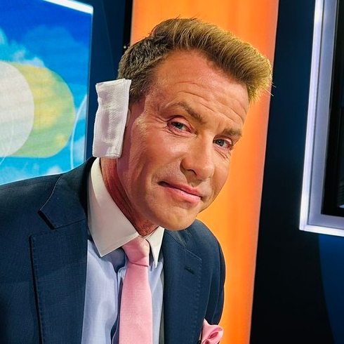 The new #Reform Chairman, David Bull ...

Yeah, the one who had a dodgy scheme selling HIVC Tests .. which were free on the NHS.

Yeah, the one who wore an ear pad in support of Donald Trump, in the hope of healing powers travelling over the Atlantic.
