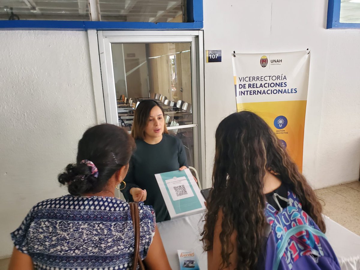 La Dirección de Movilidad Internacional de la VRI brindó en diferentes puntos de la Facultad de Ciencias Economicas información valiosa, sobre los canales informativos y oportunidades de movilidades académicas en idioma español.