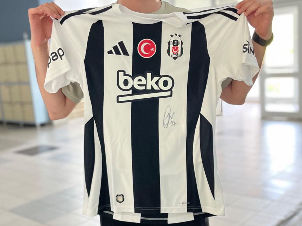 Yakın zamanda hastaneye gelemeyecekleri için miniğimizin hediyesini kargoladık. Hasan Hüseyin Ciro Immobile imzalı formasını görünce çok mutlu olmuş ve teşekkür etmiş. Miniğimizin dileğini karşılayıp  gülümsemesine vesile olan gönüllümüze teşekkür ederiz.
leyladansonra.com/.../hasan-huse…