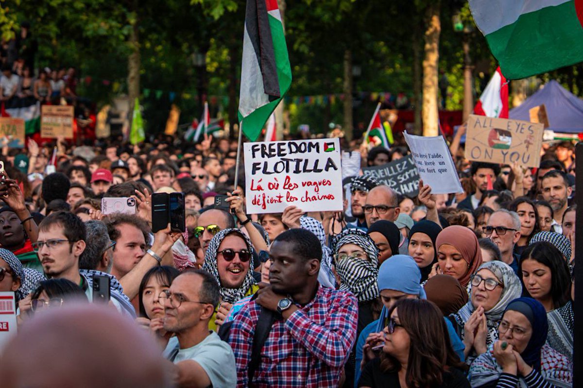 🇵🇸 Place de la République, ce soir.

Une foule immense, digne, déterminée.
Parmi elle, des élu·es de Trappes, venus redire haut et fort : nous n’acceptons ni le blocus de Gaza, ni l’arrestation de 12 humanitaires pacifistes, dont Rima Hassan et Greta Thunberg.