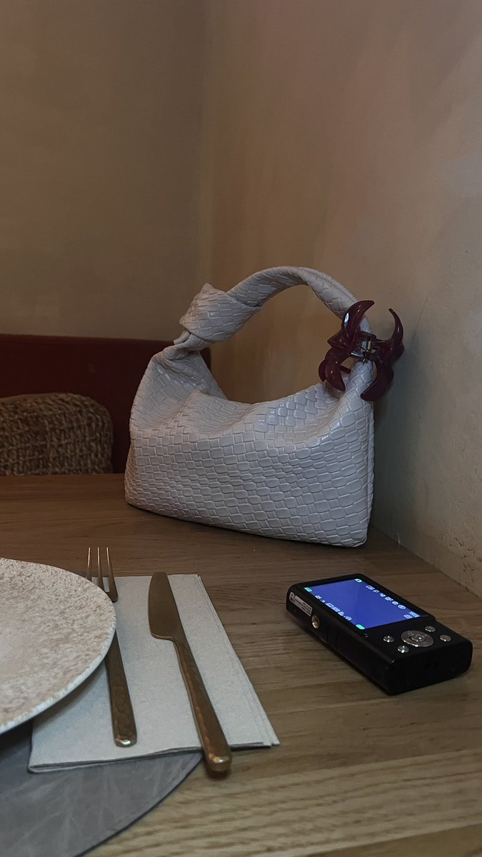 RER B HATE ACC 🤮 tweet media