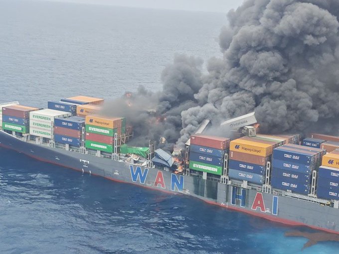 skadvisor's tweet photo. 🚨 #AlertaMarítima | El #WANHAI503  se incendió frente a la costa de Kerala, India.😱

🛳️ 22 tripulantes: 18 rescatados, 4 desaparecidos 
📦 40-50 contenedores al mar, columnas de humo negro.

Seguimos atentos al impacto logístico.
🔗 https://t.co/3TseX2VoxG https://t.co/vqUQ7yL29q
