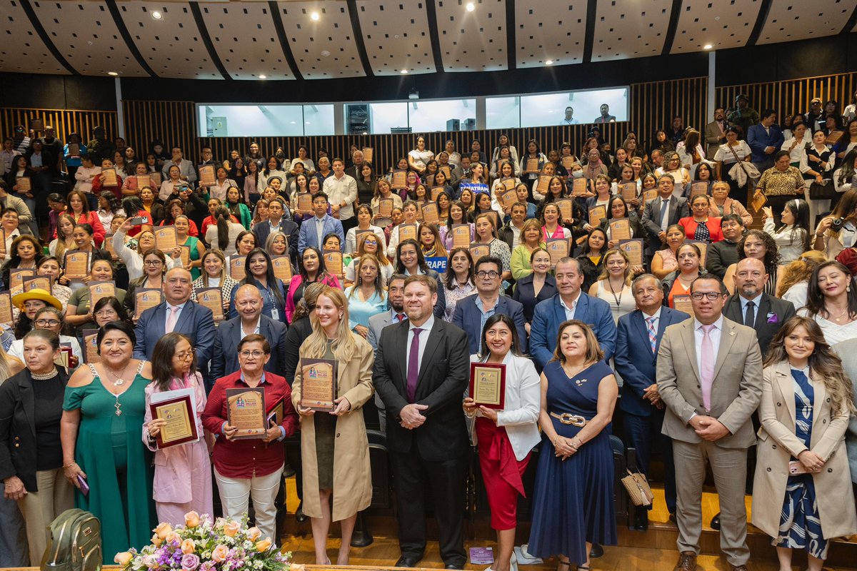 BanEcuadorBP's tweet photo. 📍Quito | BanEcuador participa en el evento “Rompiendo el Molde: Mujer Transportista”, organizado por la @ANT_ECUADOR, junto a la primera dama @laviniavNoboa 

Este espacio visibiliza el rol transformador de las mujeres en el sector del transporte. 🚛🚕

Desde BanEcuador, reafirmamos nuestro compromiso con una banca pública que apoya sus sueños, a través de productos financieros inclusivos, con tasas desde el 5%, como el crédito entregado a Alicia Paltán para su emprendimiento de transporte turístico. 👩‍✈️

Porque cada mujer que emprende mueve a su familia, a su comunidad y al país entero. 🇪🇨

#BanEcuador #MujeresQueTransforman #TransporteConIgualdad #InclusiónFinanciera #ANT #BancaPública