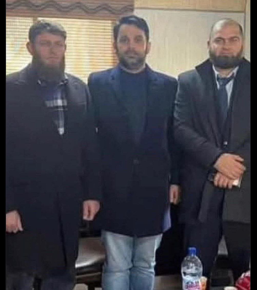 فادي صقر 

ما كان يوم شخص عابر بأجهزة الأمن، ولا مجرد منفذ أو تابع.
هو أحد العقول المدبرة لسياسة كمّ الأفواه وترويض الطائفة العلوية من الداخل، تحت ستار "الضبط الأمني" و"الاستقرار".
من ست شهور، كان شريك مباشر بتوقيف عشرات الشباب #العلويين، بتوجيه واضح ومقصود لكسر إرادتهم، وإرسال