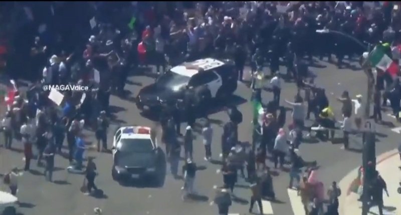 faraujo01's tweet image. Violentas, inusuales y temerarias protestas en Los Angeles contra la política migratoria de  @DonaldTrump @elonmusk @EmbajadaUSAenRD @jlvidalma 
#LosAngeles 
#LosAngelesProtests 
#Bogota 
#Venezuela 
#Papa