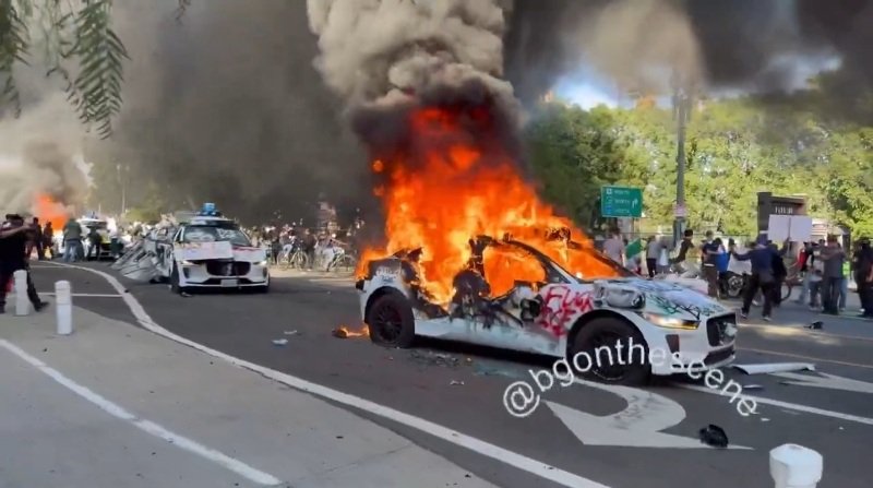 faraujo01's tweet image. Violentas, inusuales y temerarias protestas en Los Angeles contra la política migratoria de  @DonaldTrump @elonmusk @EmbajadaUSAenRD @jlvidalma 
#LosAngeles 
#LosAngelesProtests 
#Bogota 
#Venezuela 
#Papa