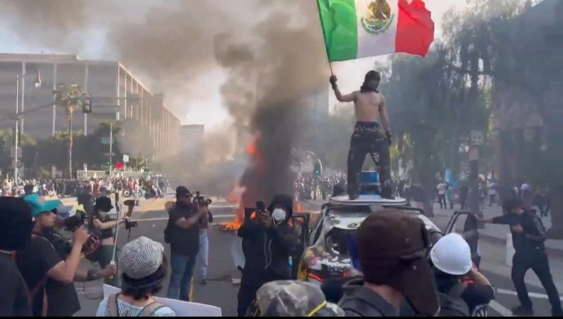 faraujo01's tweet image. Violentas, inusuales y temerarias protestas en Los Angeles contra la política migratoria de  @DonaldTrump @elonmusk @EmbajadaUSAenRD @jlvidalma 
#LosAngeles 
#LosAngelesProtests 
#Bogota 
#Venezuela 
#Papa