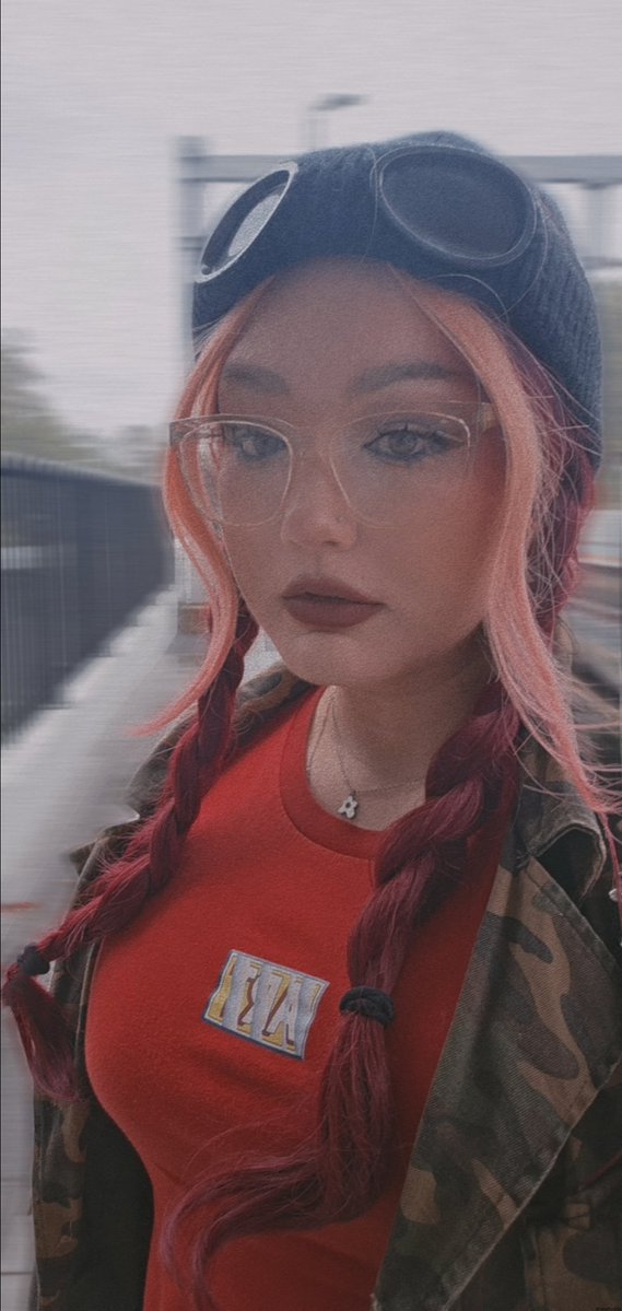 Hey! I'm Foxxx.
One does not simply walk away from Fishtank. So I'm not! Your boi Foxxx is here for the Tank Talk Podcast! ☕ You remember the "Bitchtank" era, right? 👀 Prepare for maximum #FishtankLive content, certified fresh memes, and awesome guests (fishtank and otherwise)
