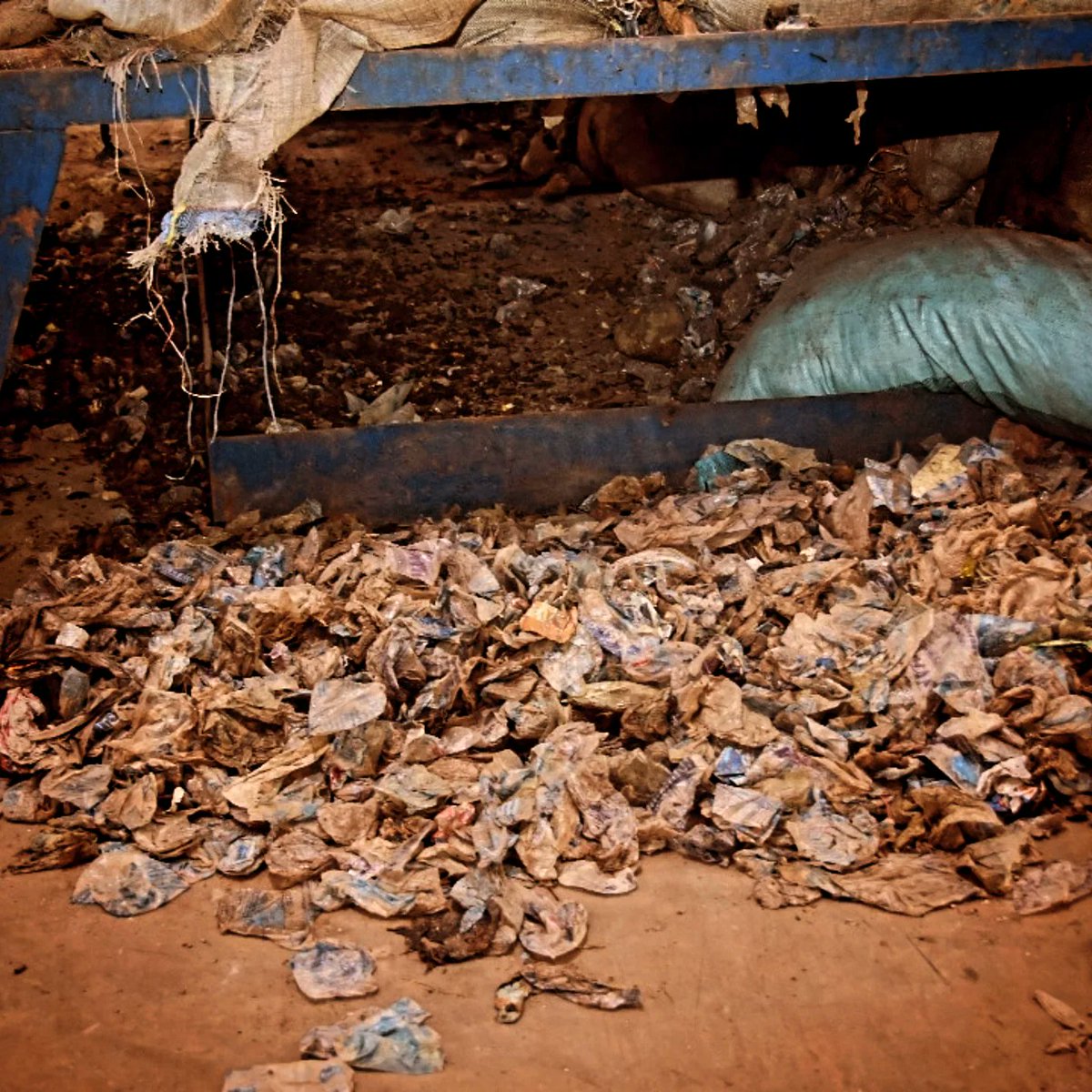 Salamiten's tweet photo. If waste can become wealth, should we be banning or managing it better?

With the plan to ban SUP's of less than 40 microns in Lagos State, what happens to jobs, investments &amp; recycling efforts? And what sustainable packaging alternatives are we adopting? https://t.co/zTKwfThplc