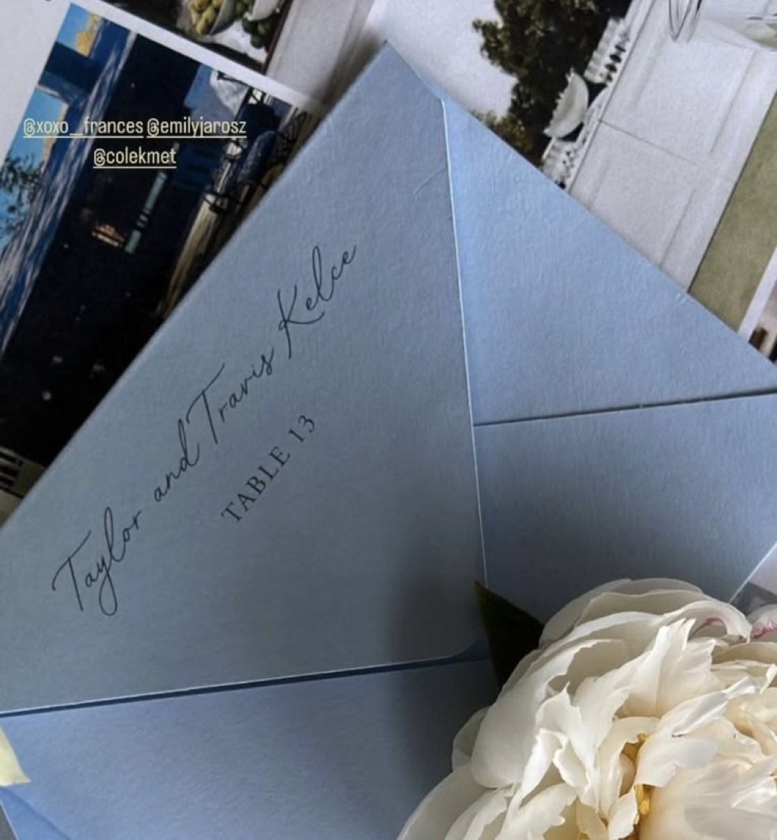 Taylor Swift and Travis Kelce were seated at a specially curated table meant to honor them — a subtle but touching detail that fans praised as a brilliant move by the bride and groom.-bich123
