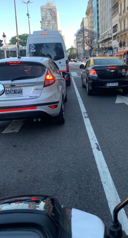 fabrisacz's tweet photo. @TapameLaPatente Ford fiesta en plena hora pico sobre la 9 de julio, es increíble https://t.co/gO5jUgOh5i