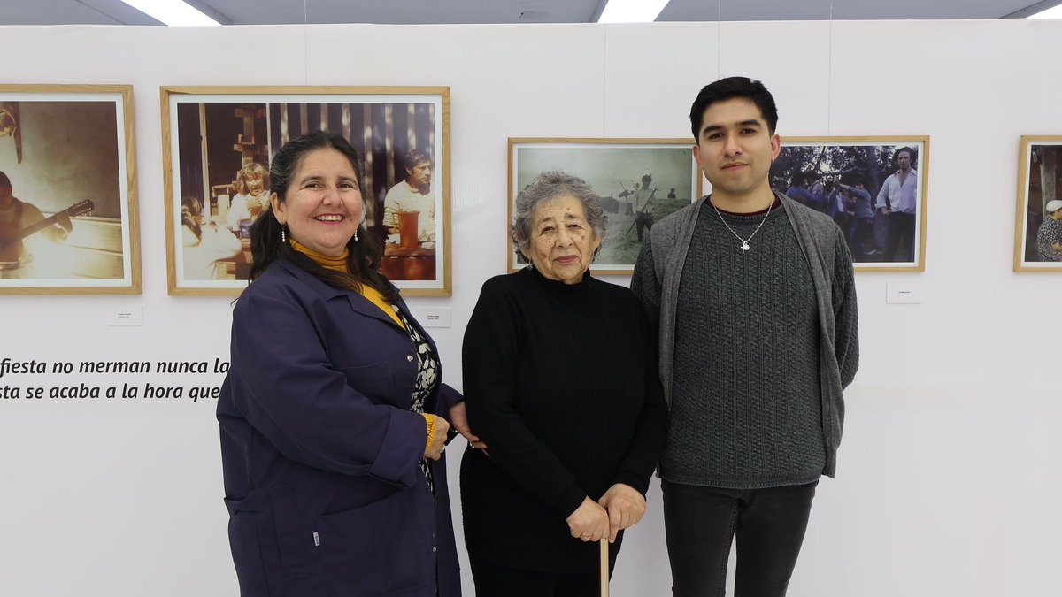 #Noticias. El campo, más que una postal📸. 
Más de 20 fotografías tomadas por la folclorista Patricia Chavarría forman parte de "Yo vengo de lejos tiempos" exposición que estará hasta el 20 de junio en el hall de la Biblioteca Central.
bibliotecas.udec.cl/el-campo-mas-q…