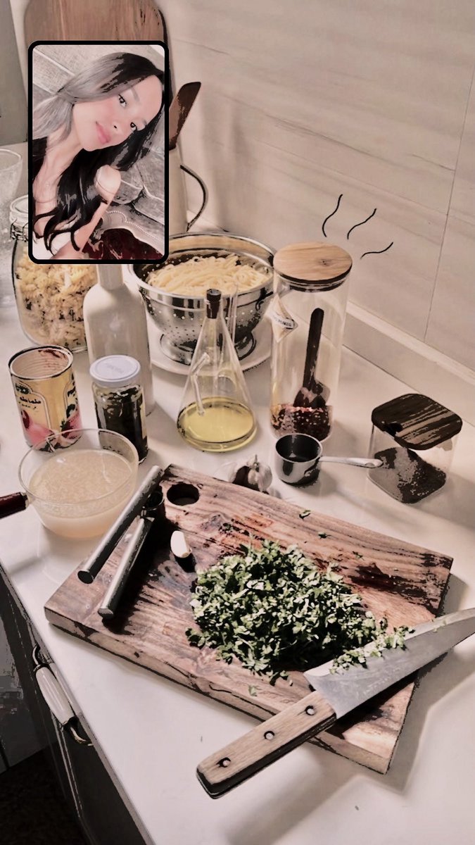 📸 𝐁𝐄 𝐑𝐄𝐀𝐋 @𝑙𝑖𝑣𝑖𝑎𝑚𝑎𝑛𝑐𝑖𝑛𝑖  ——
posted a late : 

   dinner preparation with 4 hands because alicia still doesn’t know how to cook correctly genovese pasta. 🍝🤍
⠀ ⠀