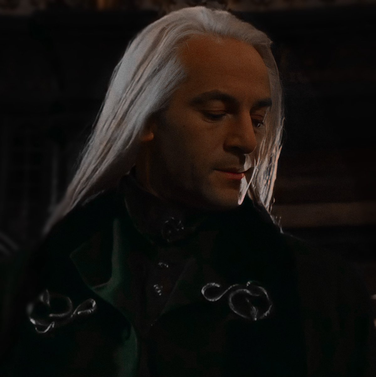 la bellezza il fascino l'eleganza lo splendore l'incanto la raffinatezza la magnificenza la straordinarietà la lucentezza la maestosità la radiosità la sublimità la perfezione del lucius malfoy di jason isaacs è inarrivabile spiace