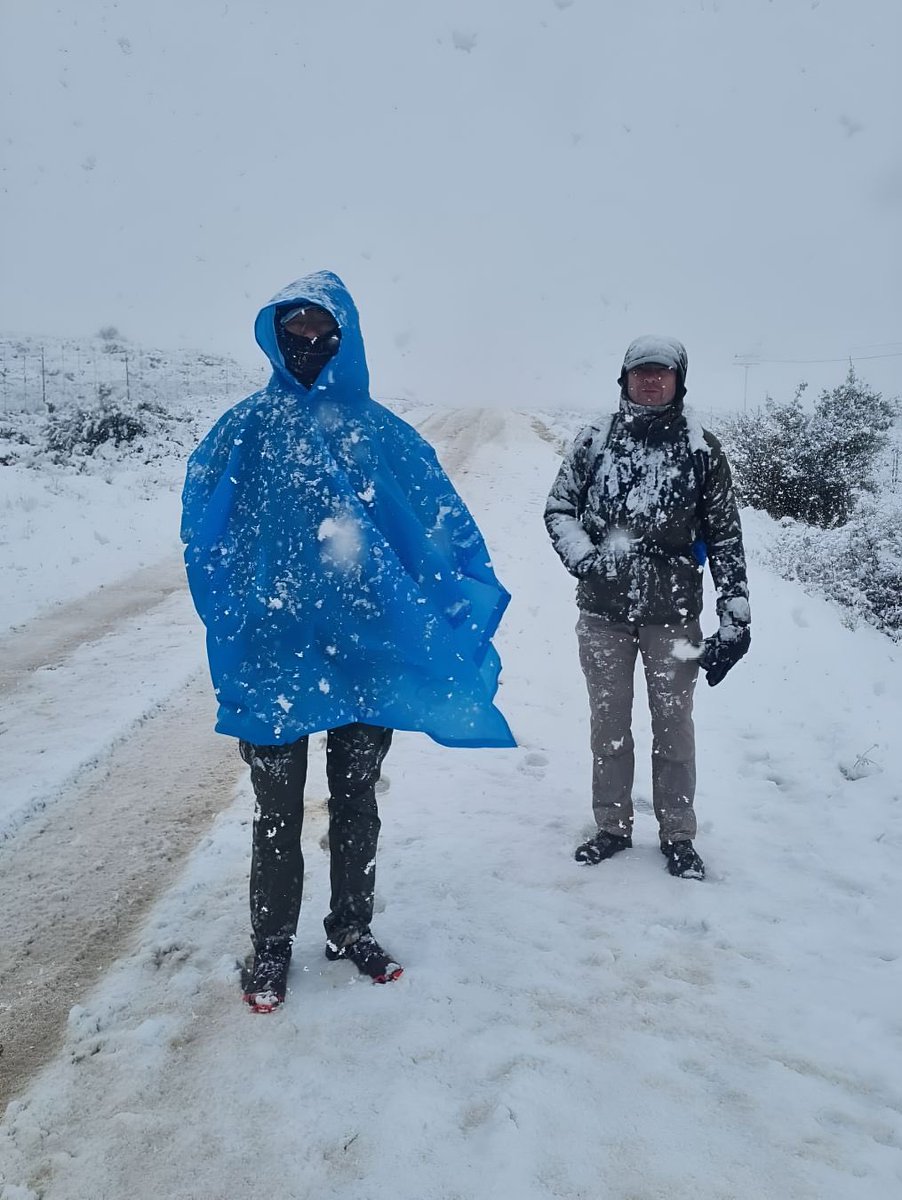 Snow fell this morning in Eastern Cape and Northern Cape in South Africa 🇿🇦

A strong cold front has hit many parts of Southern Africa.

Photos were taken earlier today.