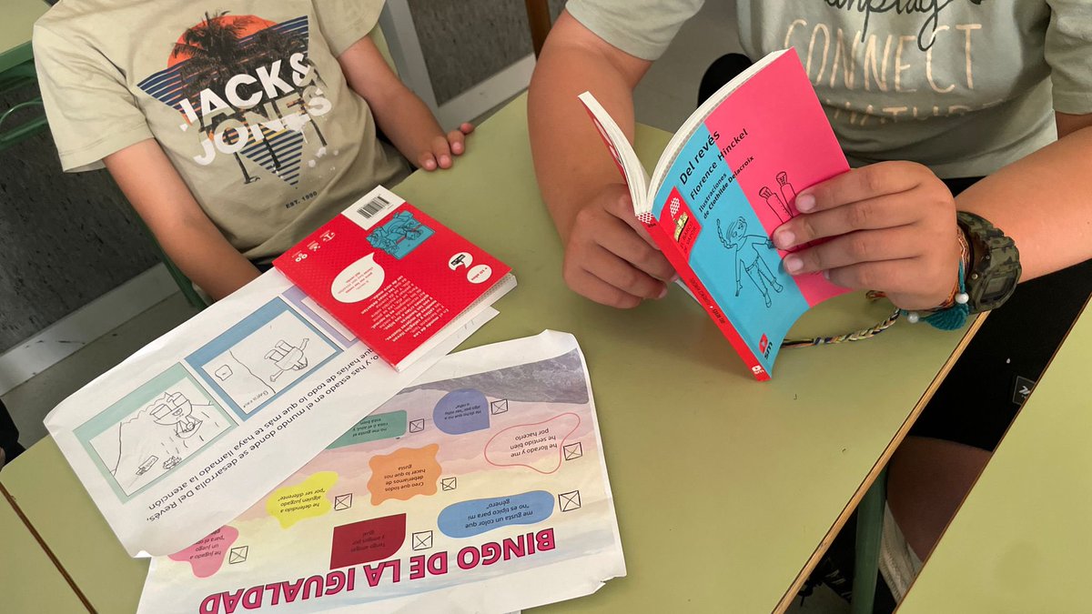 Taller de Igualdad en 6º de #lapalomaceip. Esta semana lo tendremos en 5º. A cargo de Red Araña. Nos regalaron el libro “Del revés”