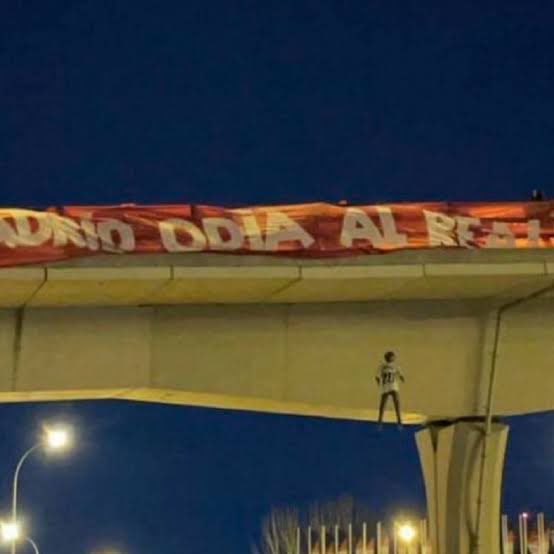 leoncitodelfut's tweet photo. A Vinicius le cuelgan su figura con su camiseta en un puente, lo amenazan de muerte, le gritan insultos racistas, hacen campañas organizadas para quitarle premios por mérito deportivo, le gritan en coro varios estadios que es un mono.

Pero por criticar que Lamine no pudo sostener lo que publicó en Instagram dicen que Jamás se ha visto tanto hate. 

¿Y la congruencia?