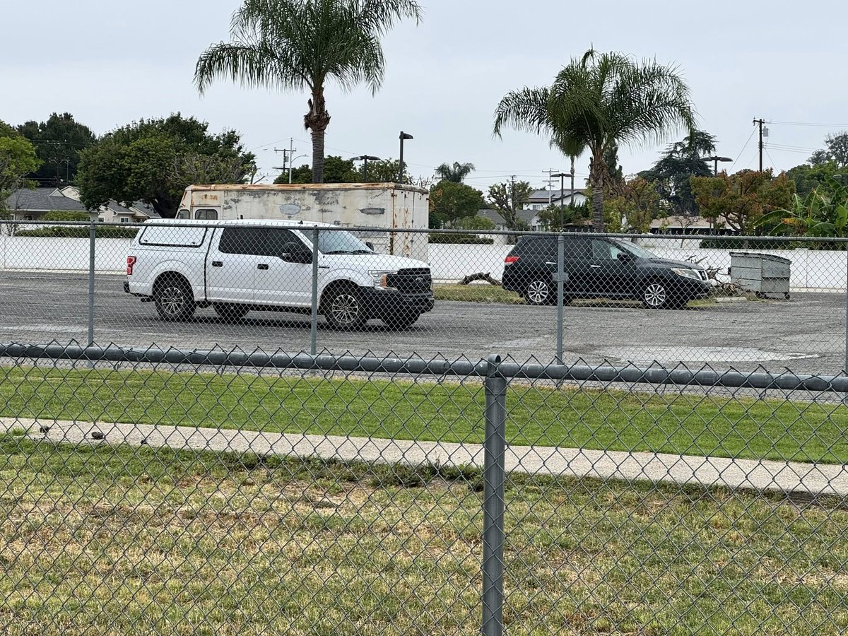 StayAwayFromLA's tweet photo. ICE/Border Patrol are in Norwalk California near the Norwalk Church of Christ. #Norwalk #ICE #BorderPatrol #LosAngeles #Compton #Paramount https://t.co/MQciDHXnp6