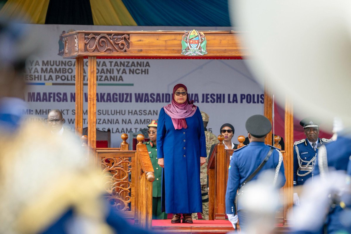 📍Dar es Salaam

Rais wa Jamhuri ya Muungano wa Tanzania Mhe. Dkt. Samia Suluhu Hassan akikagua Gwaride Maalumu la Kufunga mafunzo kwa Maafisa na Wakaguzi wa Jeshi la Polisi katika Chuo Cha Taaluma ya Polisi (DPA) Kurasini leo. 

09/06/2025