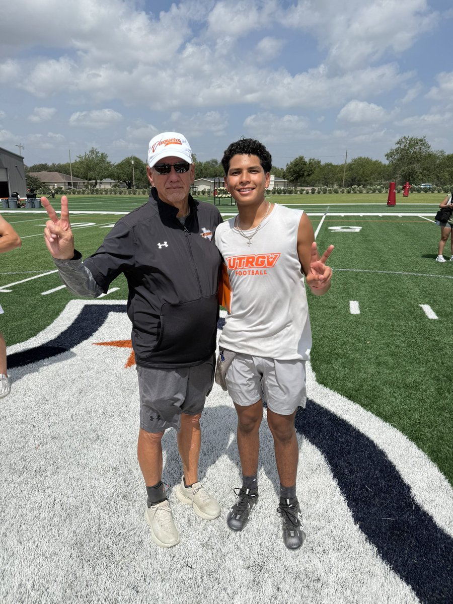 Great Camp Session Today <a href="/UTRGVFootball/">UTRGV Football</a>! Had a great time working with <a href="/CoachMcSchultz/">Coach Mike Schultz</a>, and showing off my CRAFT! #RALLYTHEVALLEY #WINTODAY 🌴
